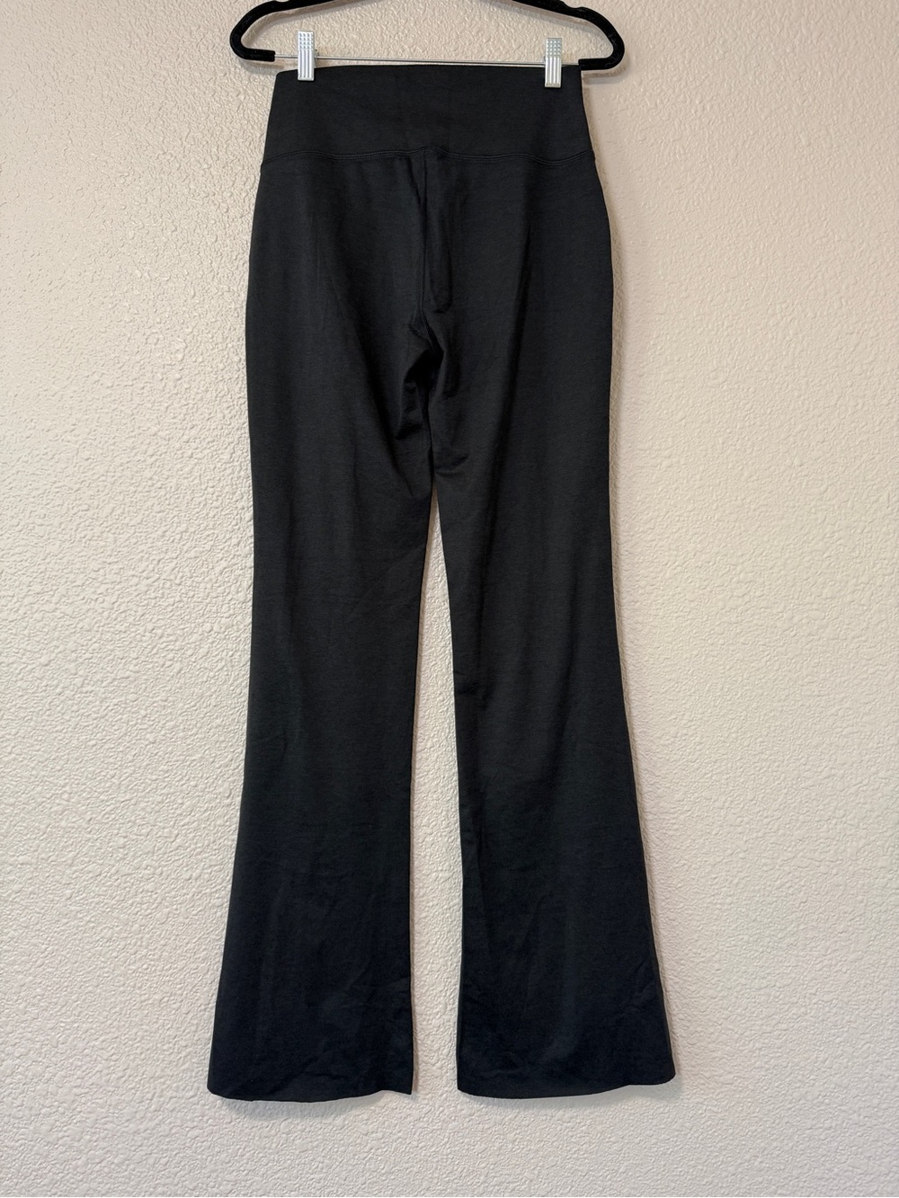 NWOT Vuori Halo Slim Flare Pant Yoga Athleisure Everyday Chic DreamKnit Black M - Picture 9 of 9